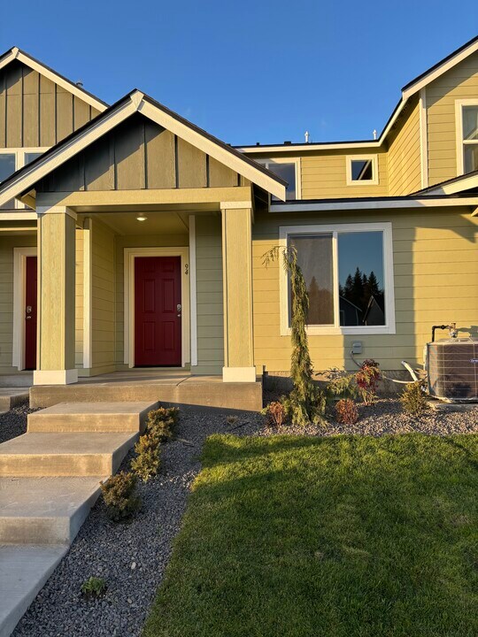 94 E Spirea Ln in Hayden, ID - Building Photo