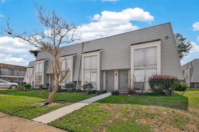 5929 Queensloch Dr in Houston, TX - Building Photo - Building Photo