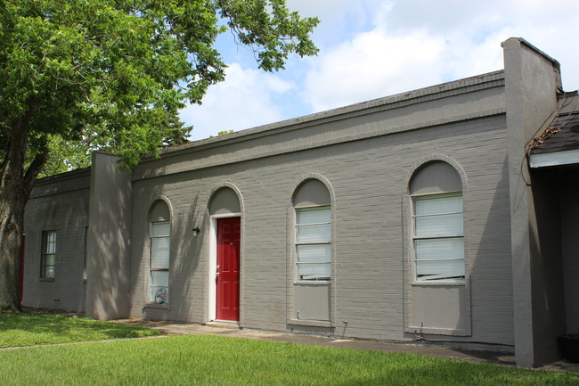 208 E Kiber St in Angleton, TX - Building Photo - Building Photo