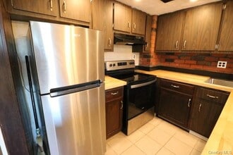 8 Sherman Dr in Marlboro, NY - Foto de edificio - Building Photo