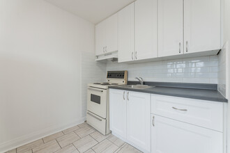 330 Chisholm Ave in Toronto, ON - Building Photo - Building Photo
