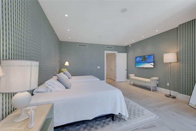 10225 Collins Ave in Bal Harbour, FL - Building Photo - Building Photo