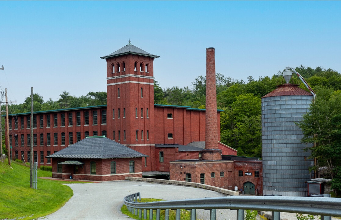 Woolen Mills in Newport, NH - Foto de edificio