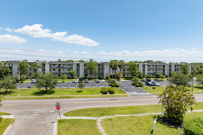 Lake Overlook Condominiums in St. Petersburg, FL - Building Photo - Building Photo