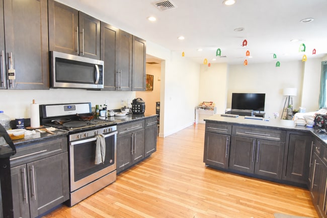 84 Litchfield St, Unit 1 in Boston, MA - Foto de edificio - Building Photo