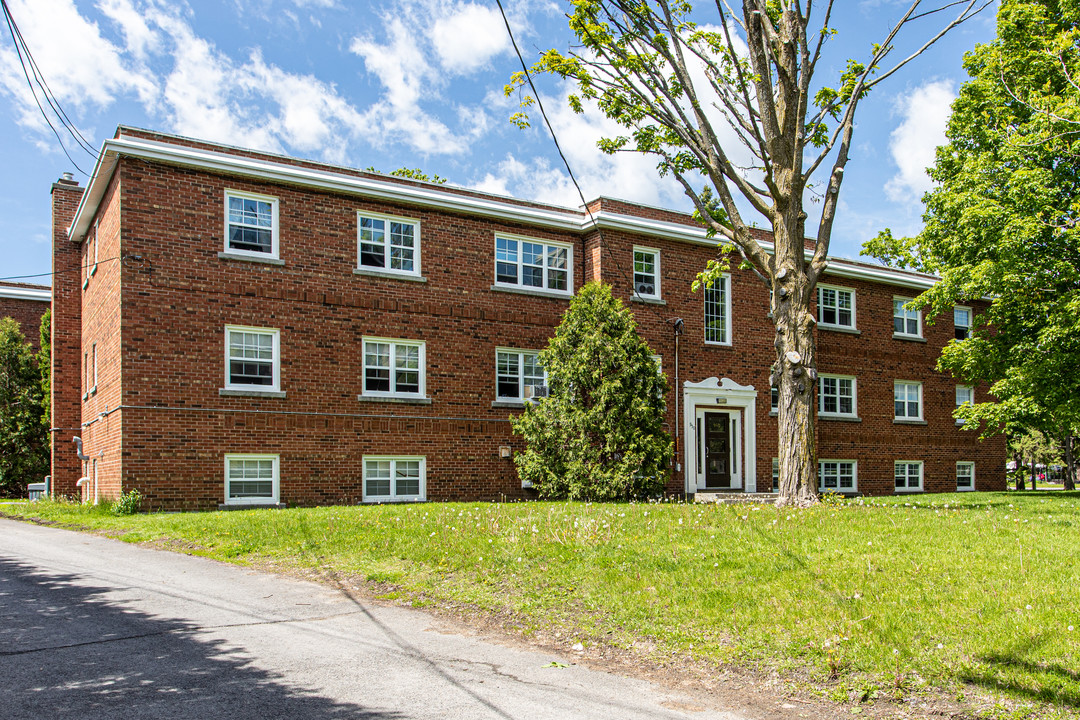 Byron West in Ottawa, ON - Building Photo