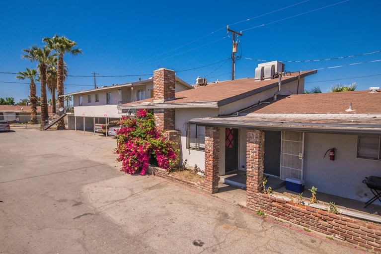 2033 McCray St in Bakersfield, CA - Building Photo