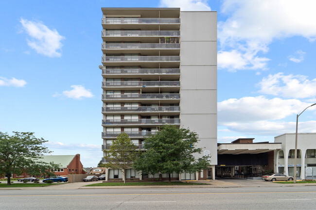 Regency Colonade Apartments in Windsor, ON - Building Photo - Building Photo
