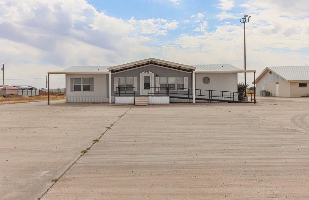 4448 E Morning Glory Rd in Gardendale, TX - Building Photo