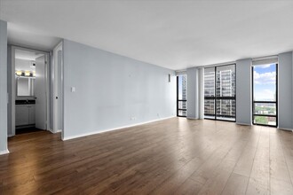 1660 W Lasalle Dr in Chicago, IL - Building Photo - Building Photo