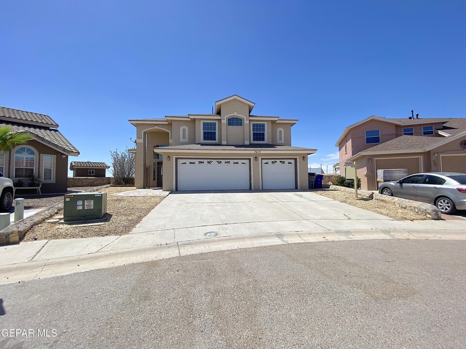 7415 Camino Del Sol Dr in El Paso, TX - Building Photo