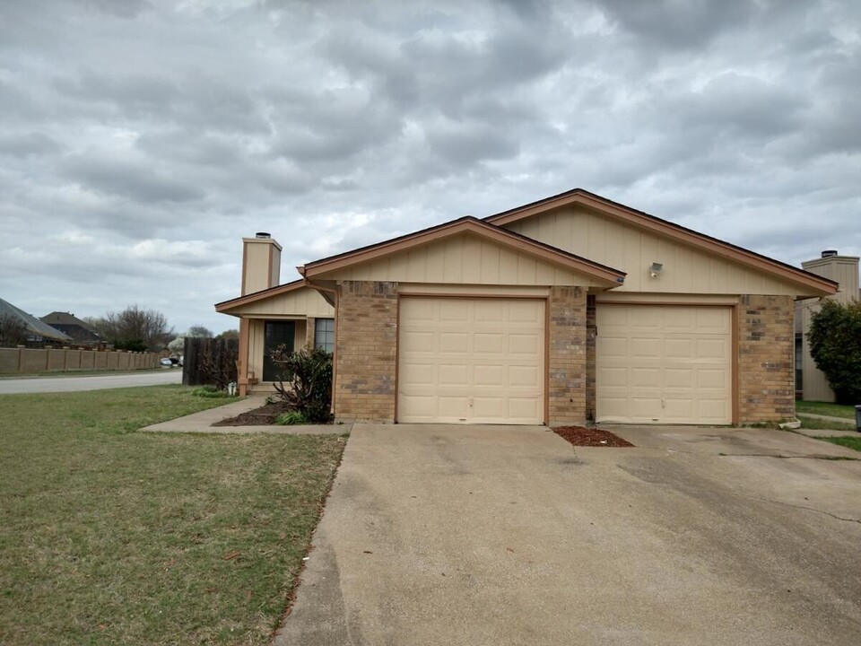 4101 Fossil Ridge Dr in Haltom City, TX - Foto de edificio