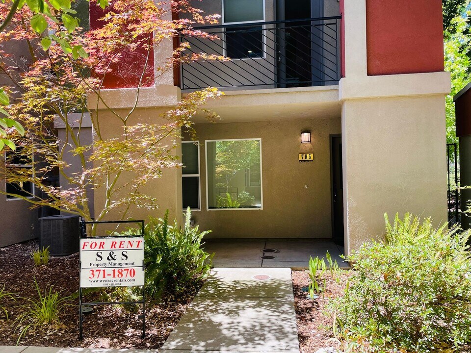 785 Carbon Ct in West Sacramento, CA - Building Photo