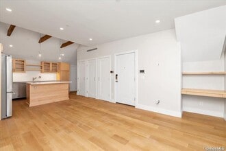 108 South St in Oyster Bay, NY - Foto de edificio - Building Photo