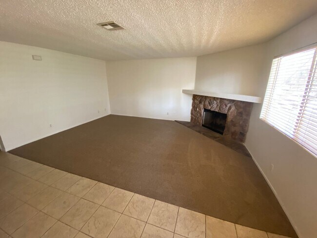 1320 Pinto Rock Ln in Las Vegas, NV - Building Photo - Building Photo