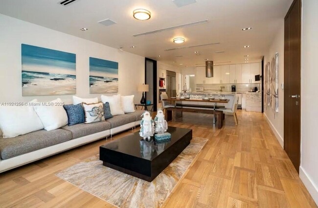 45 SW 28th Rd in Miami, FL - Foto de edificio - Building Photo