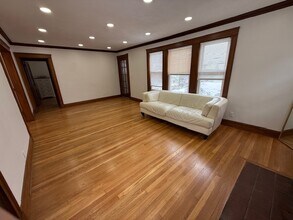 56 Edgecliff Rd, Unit 1 in Watertown, MA - Building Photo - Building Photo