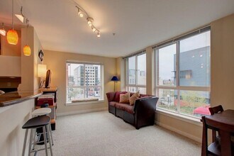108 5th Ave S in Seattle, WA - Foto de edificio - Building Photo