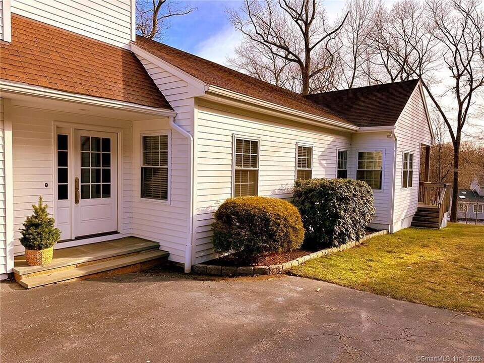 38 Canfield Dr in Shelton, CT - Building Photo