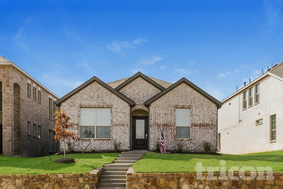 10113 Regal Bnd Ln in Saginaw, TX - Building Photo