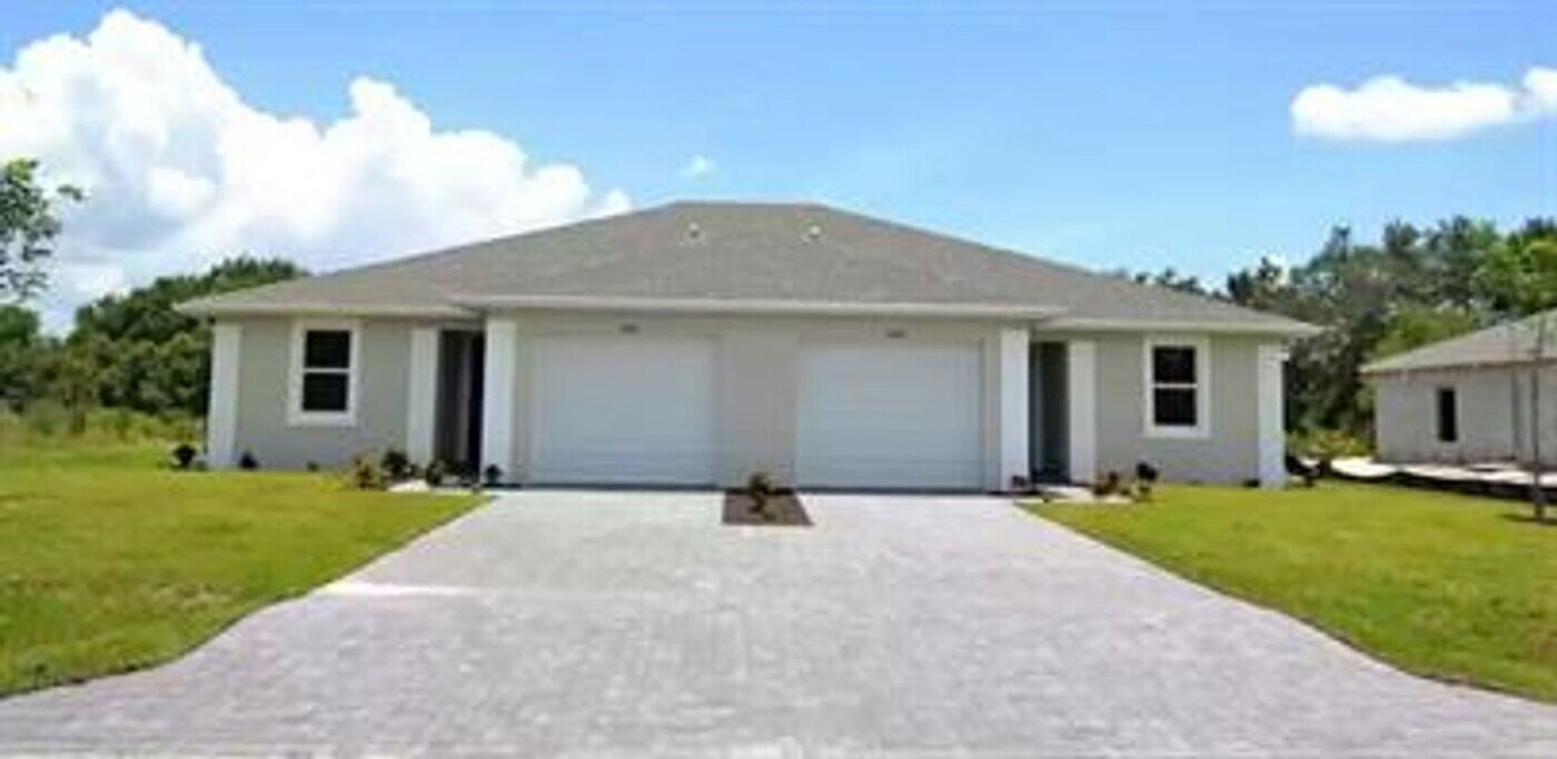 1035 San Cristobal Ave in Punta Gorda, FL - Building Photo