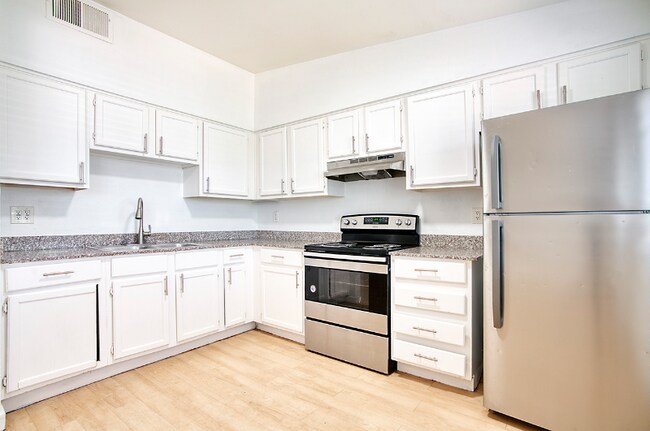 2201 W Heatherbrae Dr in Phoenix, AZ - Building Photo - Building Photo