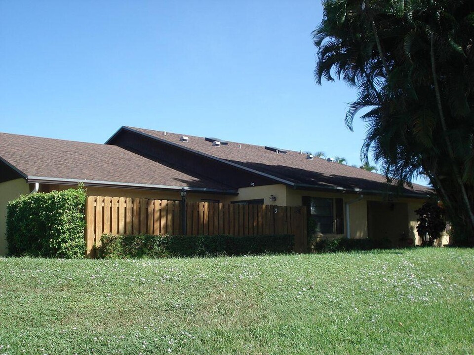 3743 Silver Lace Ln in Boynton Beach, FL - Building Photo