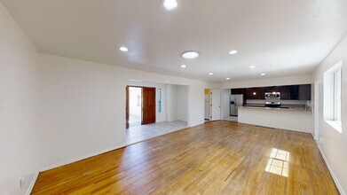 5232 E Falls View Dr in San Diego, CA - Building Photo - Building Photo