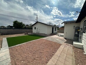 1032 E Hassett Ave in Las Vegas, NV - Building Photo - Building Photo