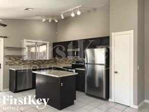 3035 W Melinda Ln, Unit 33-217 in Phoenix, AZ - Foto de edificio - Building Photo