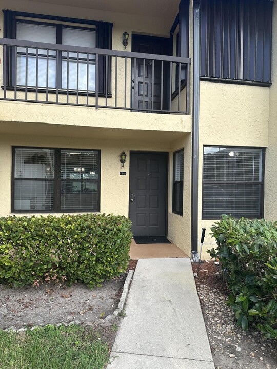 4708 Lucerne Lakes Blvd E-Unit -102 in Greenacres, FL - Building Photo