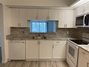 12601 SW 13th St in Pembroke Pines, FL - Foto de edificio - Building Photo