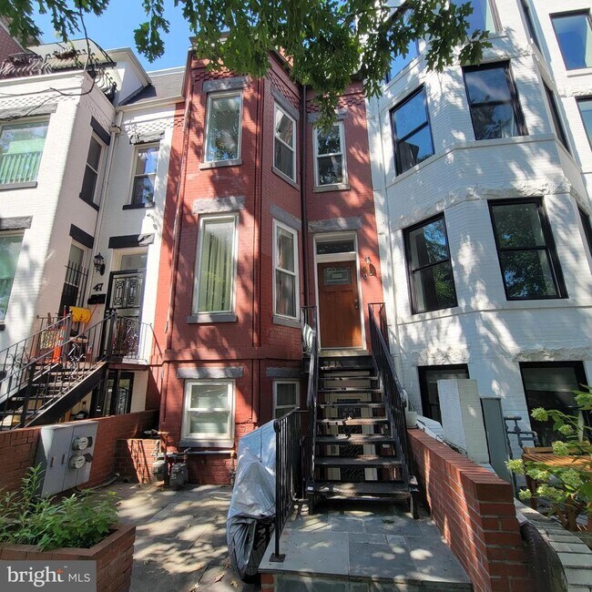 property at 45 Quincy Pl NW