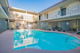 Tujunga Apartments in North Hollywood, CA - Foto de edificio - Building Photo