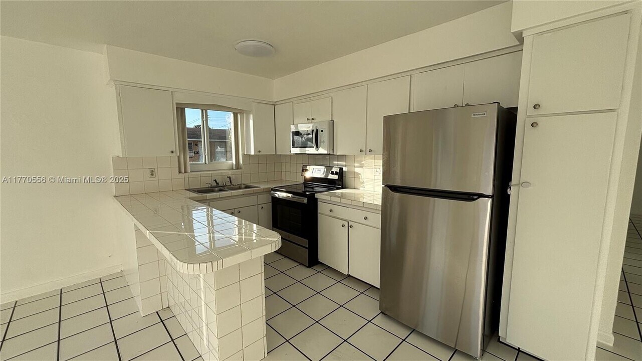 327 NE 1st St, Unit 1 in Hallandale Beach, FL - Foto de edificio