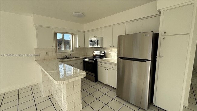 327 NE 1st St, Unit 1