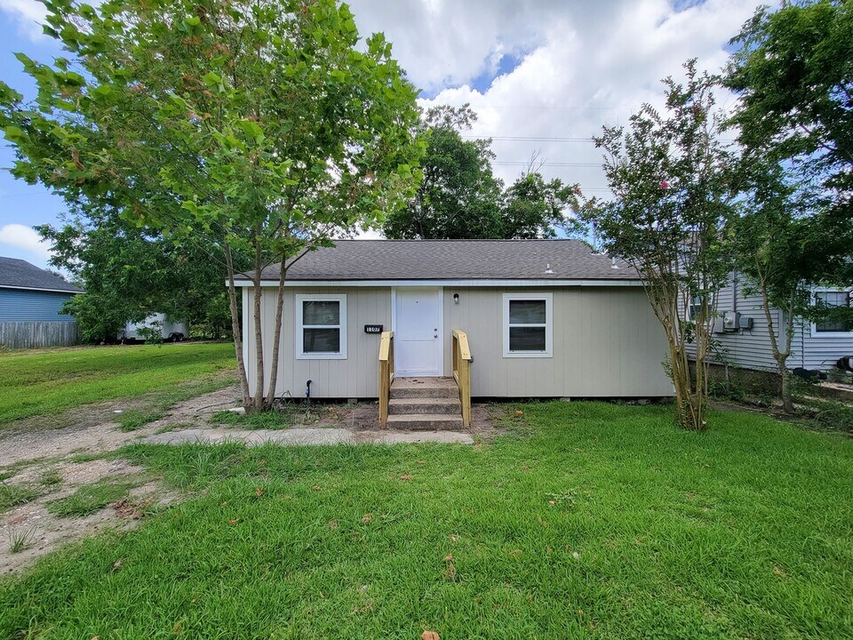 1107 Roosevelt in La Marque, TX - Building Photo
