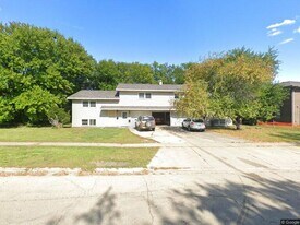 929 Greenbrier Rd in Dekalb, IL - Building Photo