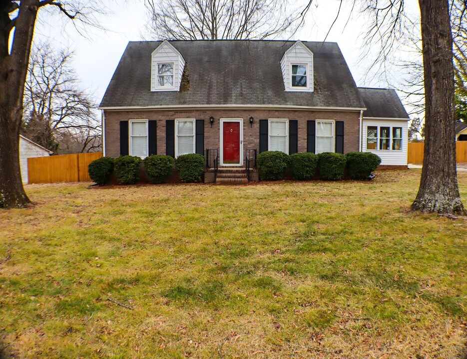 1116 Barnes St in Reidsville, NC - Foto de edificio