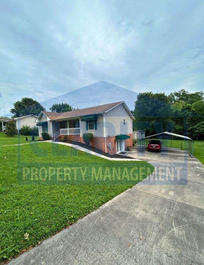 property at 140 SE Tiffany Ln