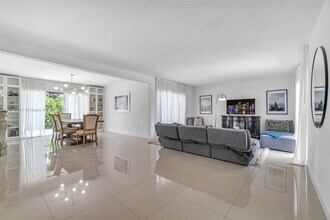 1006 NE 202nd Ln in Miami, FL - Building Photo - Building Photo