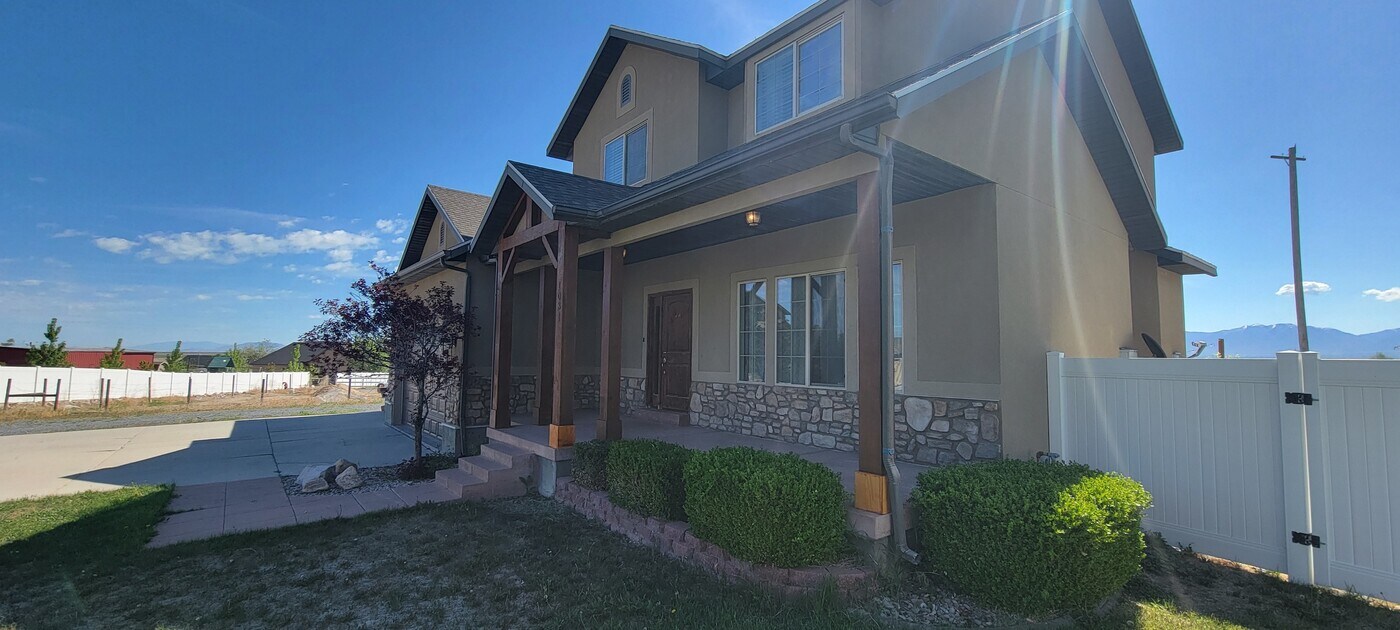 1031 W Fox Cir in Grantsville, UT - Building Photo