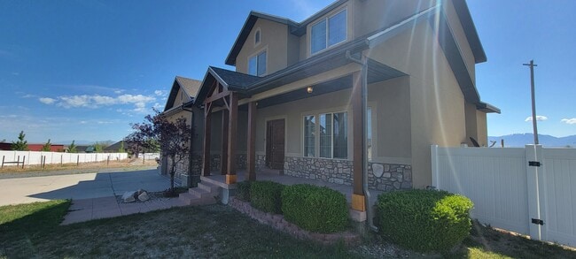 property at 1031 W Fox Cir