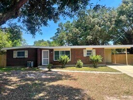2120 Curry Cir in Pensacola, FL - Building Photo