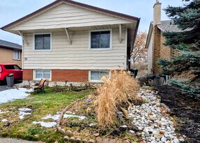 59 Saxony Cir in Cambridge, ON - Building Photo