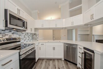 2111 Welch St, Unit A321 in Houston, TX - Building Photo - Building Photo