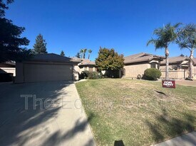 1422 E Mesa Ct in Visalia, CA - Building Photo
