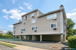 638 Cove Rd in Stamford, CT - Building Photo