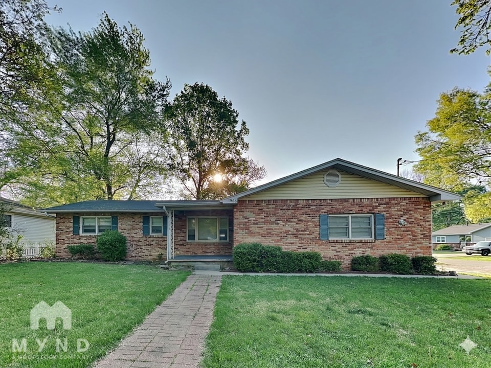 1966 S Mayfair Ave in Springfield, MO - Building Photo
