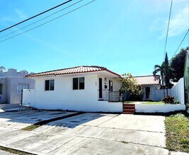 1826 NW 4th St-Unit -1826 in Miami, FL - Building Photo - Building Photo
